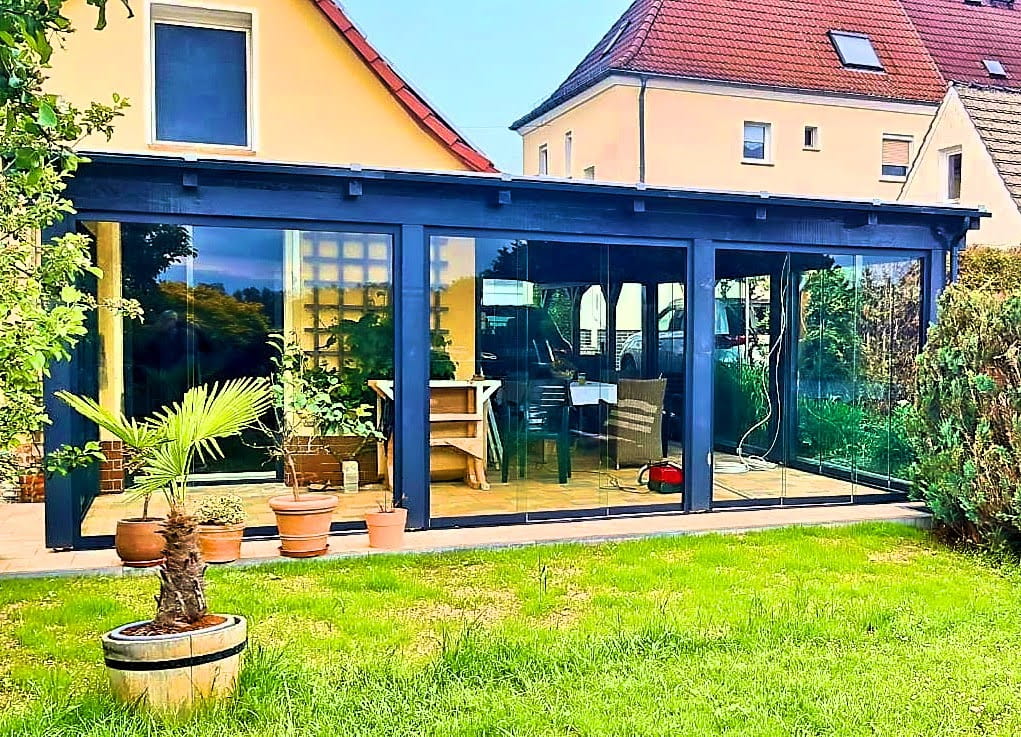 Glasschiebewand Massanfertigung mit drei Spuren Glasschiebewand Massanfertigung mit drei Spuren
