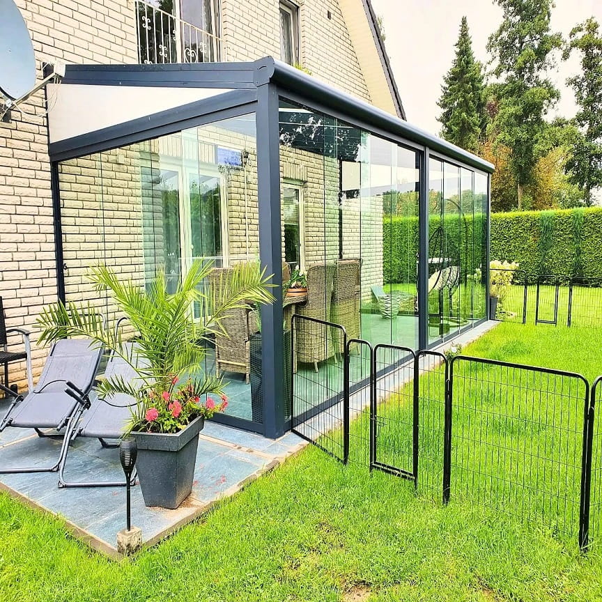 Glasschiebewand mit Polycarbonat Keil