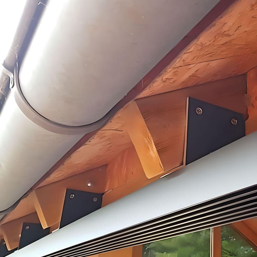 Befestigung der Schienen mit Winkeln am Terrassendach