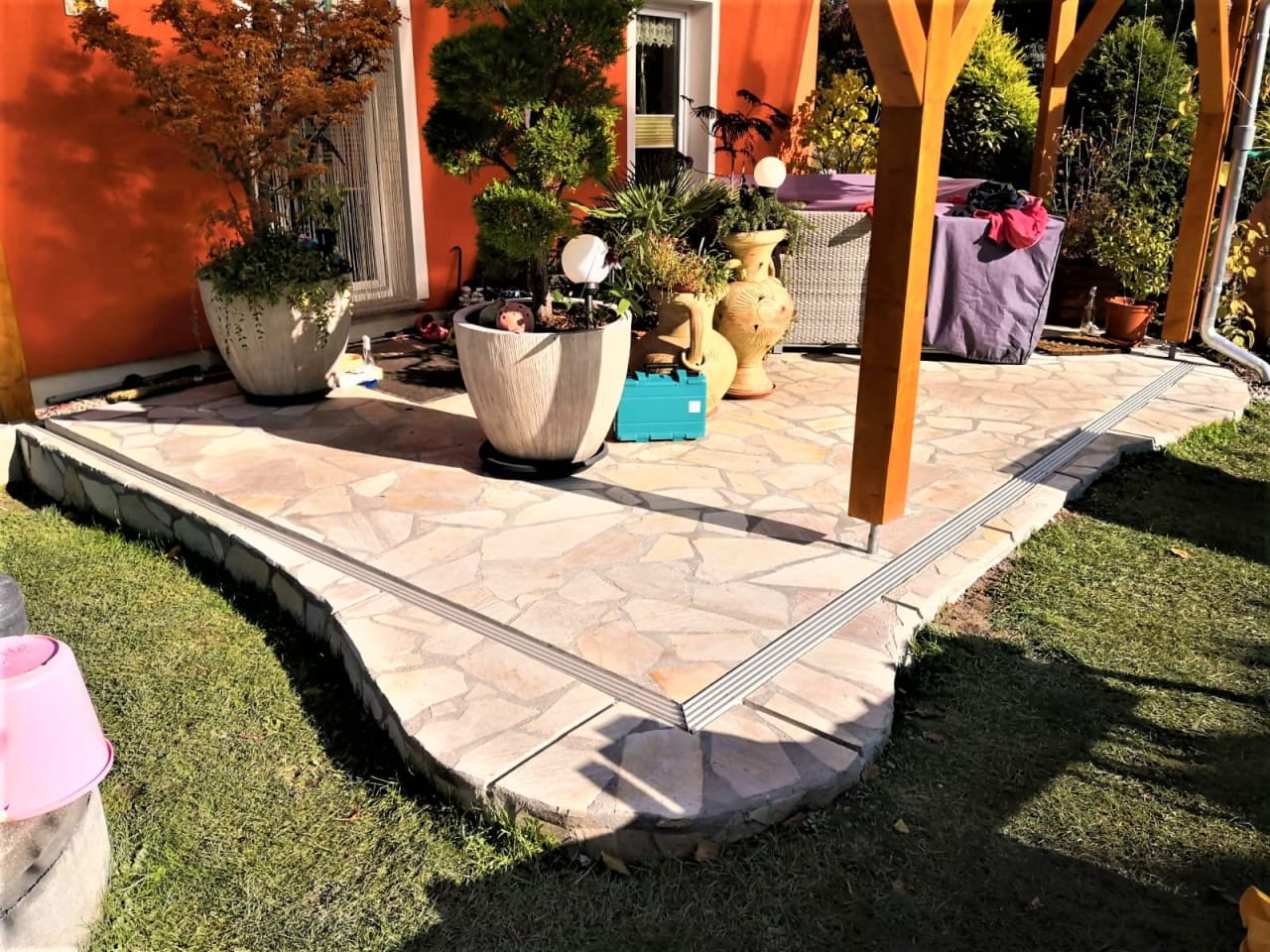 Flach versenkte Bodenschiene – nahezu schwellenloser Übergang